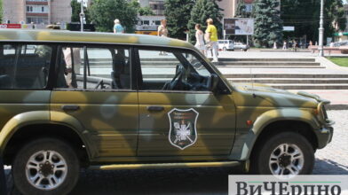 З миру по нитці: волонтери відправлять в зону АТО автомобіль для Нацгвардії
