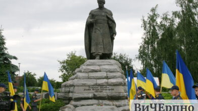День Конституції у Черкасах відзначили покладанням квітів до пам’ятника Хмельницькому