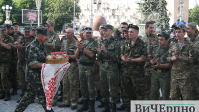 Черкаси зустріли 75 воїнів, що захищали країну в зоні АТО (ФОТО)