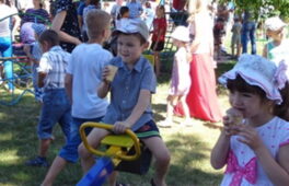 У Руській поляні відкрили дитячий майданчик