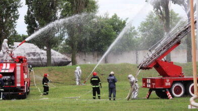 Щоб не повторити сумний досвід Київської області, наші рятувальники вчилися тушити пожежу на нафтобазі