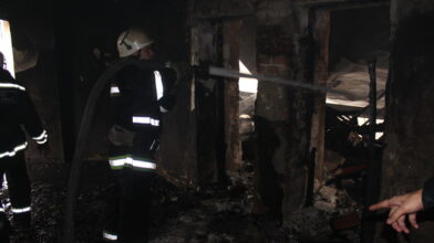 Пожежу в драмтеатрі ліквідовано, постраждало три рятувальники