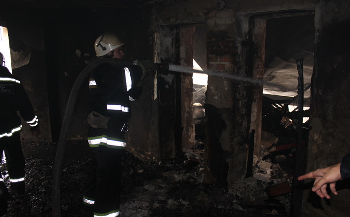 Пожежу в драмтеатрі ліквідовано, постраждало три рятувальники