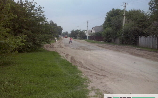Жителі вулиці Небесна Сотня у селі Руська Поляна сумніваються, чи буде ремонт їхньої вулиці капітальним