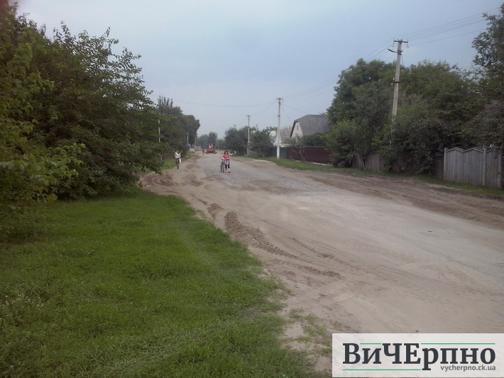 Жителі вулиці Небесна Сотня у селі Руська Поляна сумніваються, чи буде ремонт їхньої вулиці капітальним