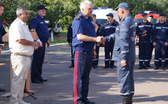 Кращих рятувальників, що боролися з наслідками негоди та ліквідовували пожежу відзначили подяками та преміями
