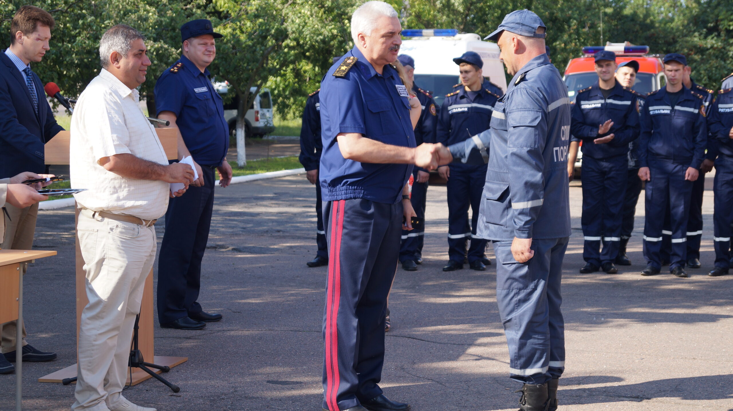 Кращих рятувальників, що боролися з наслідками негоди та ліквідовували пожежу відзначили подяками та преміями