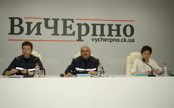 Після пожежі в театрі на лікарняному ліжку ще досі перебуває один рятувальник