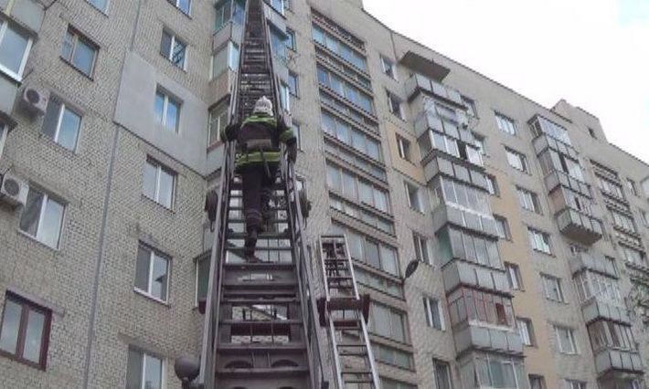 Рятувальники допомогли матері потрапити до зачиненої кімнати де знаходилися малолітня дитина