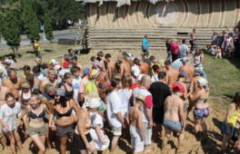 Українців кличуть місити глину для трипільських хат у Легедзиному