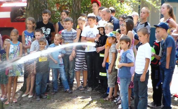 Рятувальники та бійці АТО завітали до літнього табору