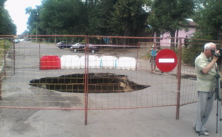 Фотофакт: У Черкасах по вул. Гоголя утворилася величезна яма
