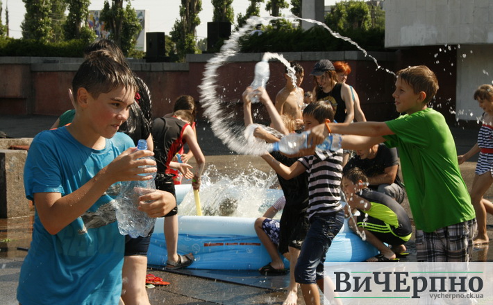 Біля Палацу молоді влаштували справжній водяний батл (ФОТО)