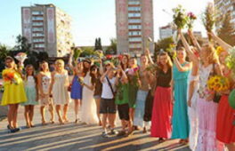 Черкаські панянки провели флешмоб “у квіточку”