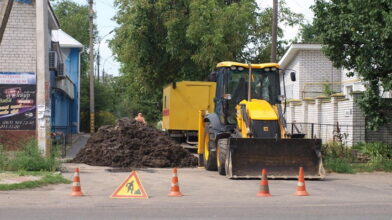 Мешканці провулку в Черкасах скаржаться на постійні пориви водопроводу (фото)