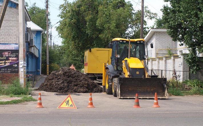 Мешканці провулку в Черкасах скаржаться на постійні пориви водопроводу (фото)