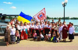 Депутат Гудзенко привітав жителів мікрорайону з Днем державного прапора