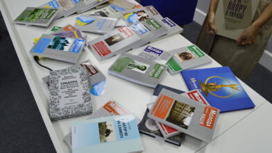 Кафедри двох ВУЗів Черкас отримали наукову літературу від благодійного фонду “Національне Відродження”