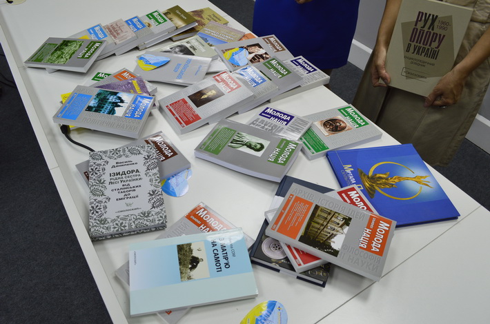 Кафедри двох ВУЗів Черкас отримали наукову літературу від благодійного фонду “Національне Відродження”