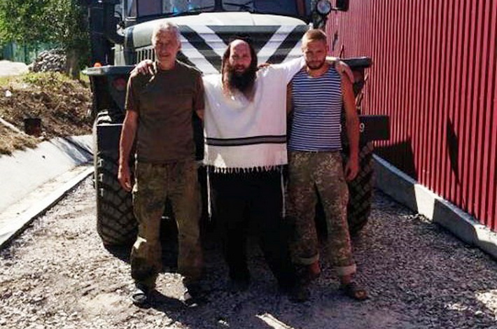Хасиди відремонтували дорогу в Умані і передали допомогу бійцям АТО