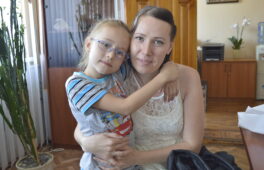 Мама, що активно бореться за життя півторарічного сина, в розпачі від сучасної системи освіти