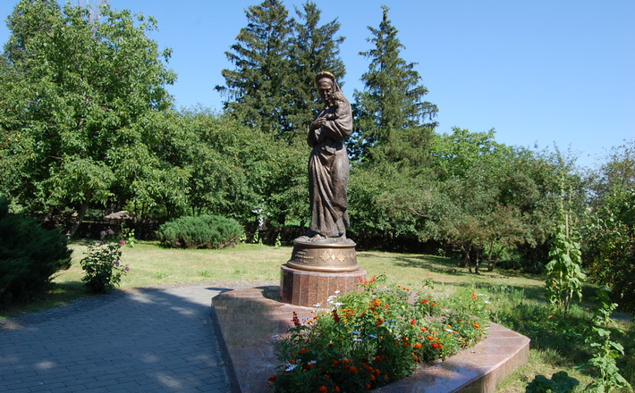 Село_Моринцi_-_пам'ятник_матерi_Тараса_Шевченка