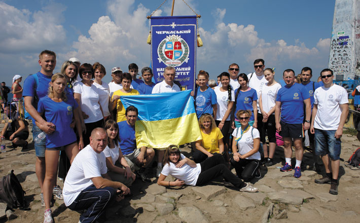 Прапор Черкаського національного університету замайорів на Говерлі