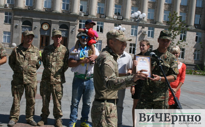 Група “Патріот” передала подяки Ткаченку та Курбету за особисті внески у волонтерський рух
