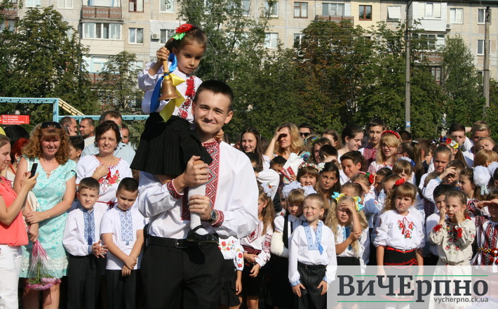 Черкаські школи небувало патріотично зустріли День знань (ФОТО)