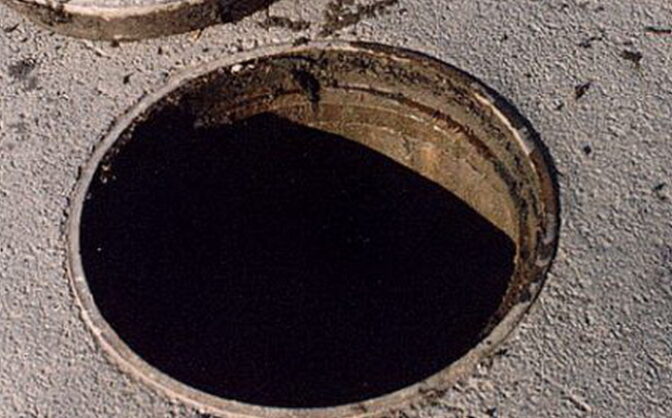 Шестирічний хлопчик, який упав у відкритий каналізаційний колодязь, помер