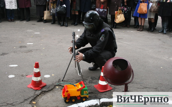 У черкаському дитячому садочку знешкоджували бомбу в іграшковій машині