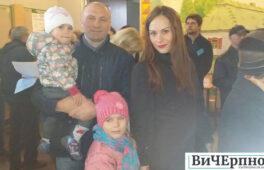 Анатолій Бондаренко прийшов голосувати з родиною (Фото)