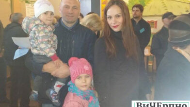 Анатолій Бондаренко прийшов голосувати з родиною (Фото)