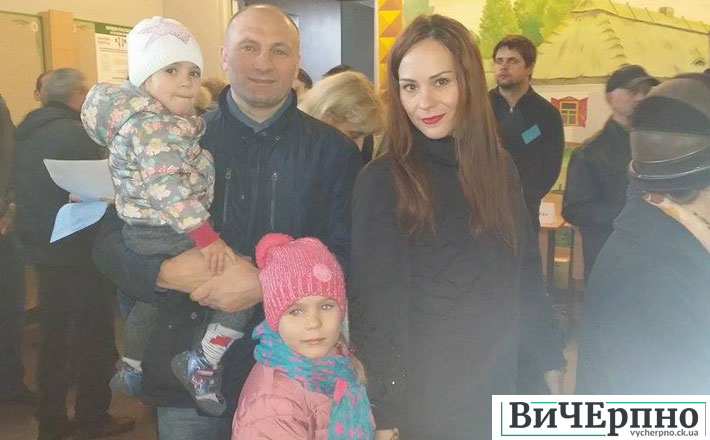 Анатолій Бондаренко прийшов голосувати з родиною (Фото)