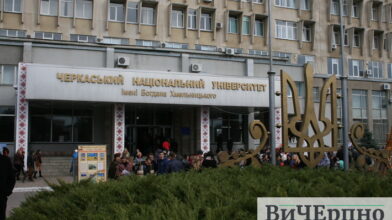 В ЧНУ відзначили відразу чотири свята та висадили калинову алею (ФОТО)