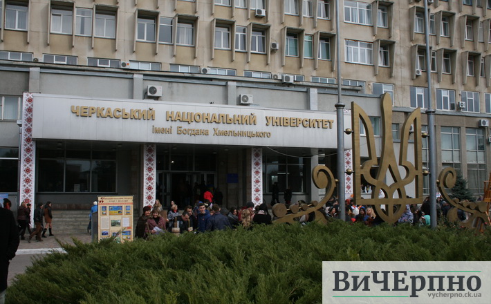 В ЧНУ відзначили відразу чотири свята та висадили калинову алею (ФОТО)