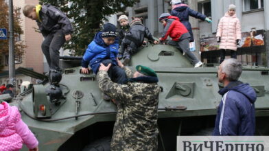 Фоторепортаж: Виставка військової техніки та зброї у Черкасах
