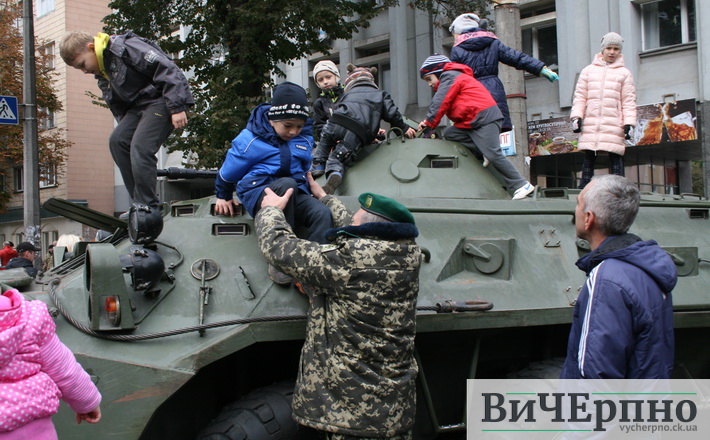 Фоторепортаж: Виставка військової техніки та зброї у Черкасах