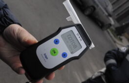 У Черкасах захмелілий водій зніс паркан дитячого майданчика