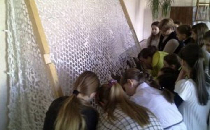 Учні ЗОШ №7 плетуть маскувальну сітку