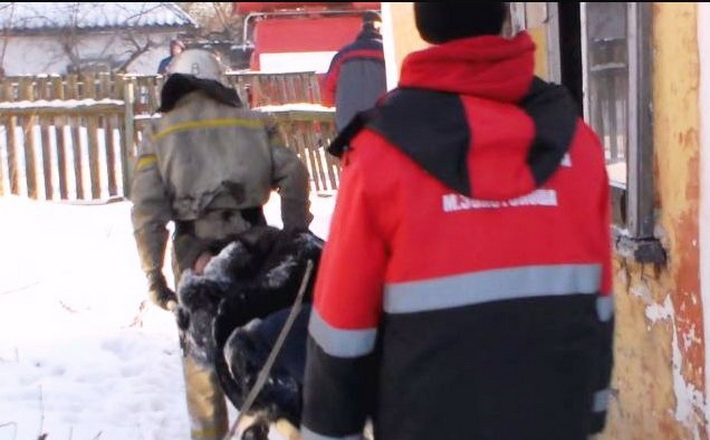 Під час пожежі ДСНСники врятували жінку (ВІДЕО)