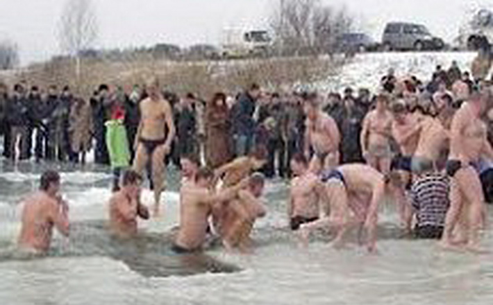 Як безпечно занурюватися у крижану воду черкащанам пояснювали рятувальники