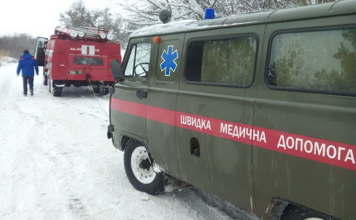 У Смілі рятувальники допомогли кареті швидкої дібратися до хворого