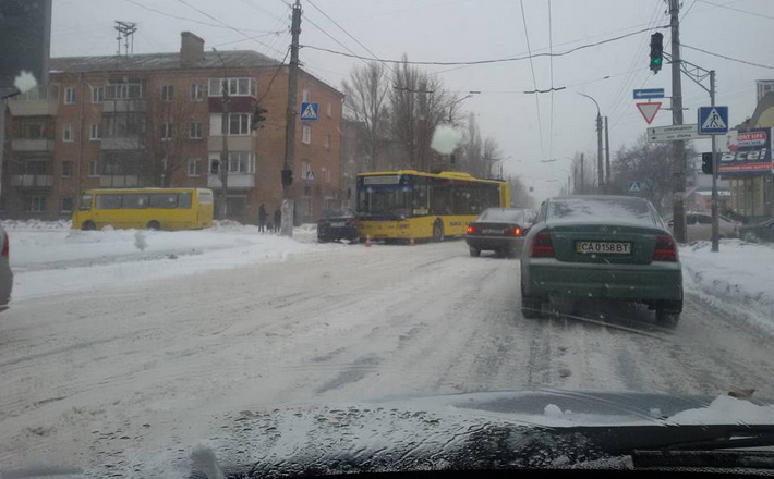 Тролейбус “вперся” в “Славуту” на перехресті Котовського-Ільїна