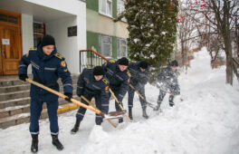 Курсанти ЧІПБ розчищають під’їзні шляхи до лікарень від снігу