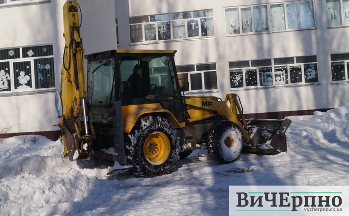 Небайдужі підприємці долучаються до прибирання черкаських вулиць від снігу