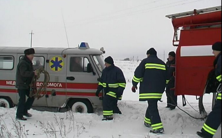 Аби допомогти жінці народити первістка, залучили не лише медиків, а й рятувальників, дорожників та нафтовиків