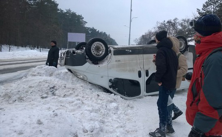 У Черкасах автомобіль перевернуло на дах
