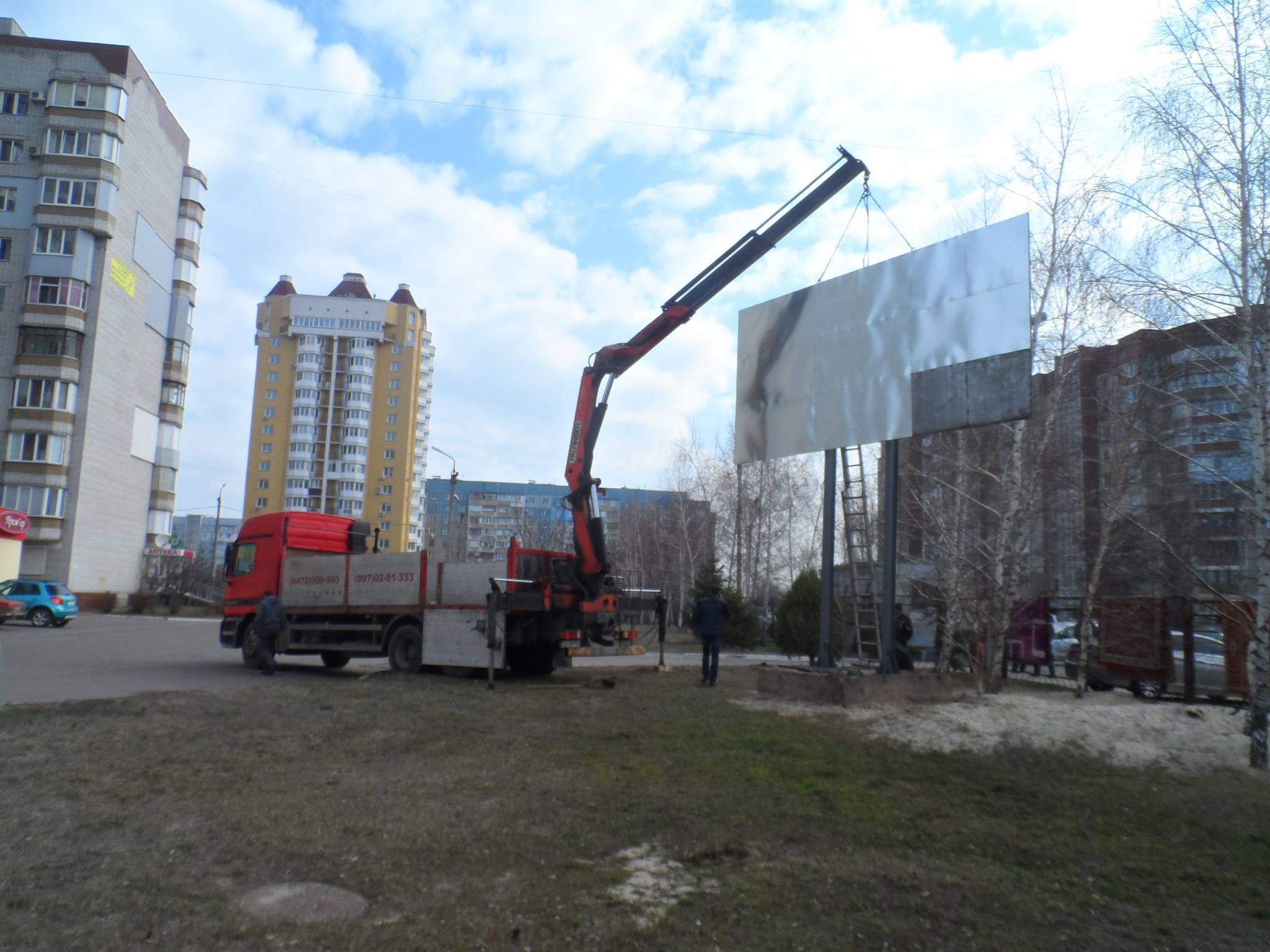 Мер обіцяє вирішити питання з самовільно встановленими бордами на Митниці