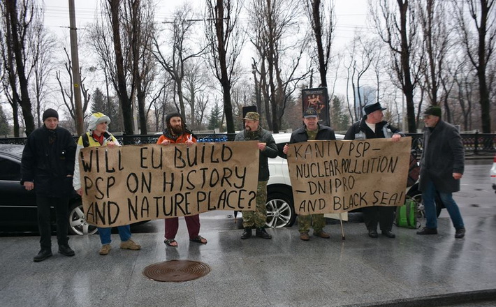 В Києві активісти продовжують акцію протесту проти будівництва Канівської ГЕС